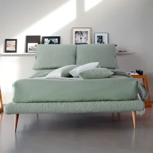 Letto in tessuto con testiera imbottita e piedini in legno Fly di Bontempi Letti Design