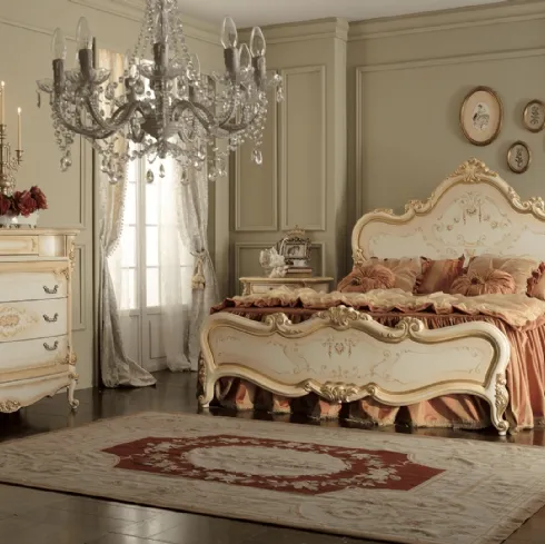 Letto in legno laccato e decorato Royal di Ghezzani