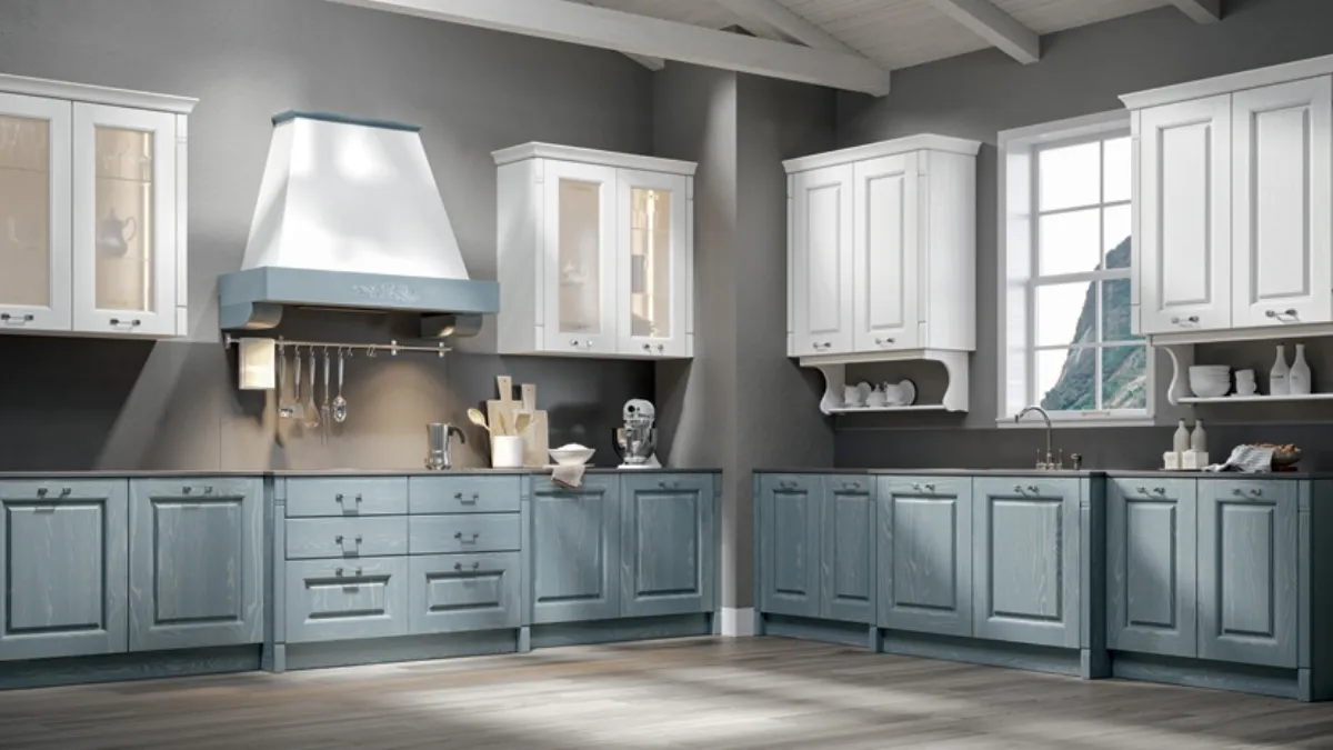 Cucina Classica angolare in Frassino finitura Jeans Decapé e Luce con ante in Vetro Contea 05 di Home Cucine